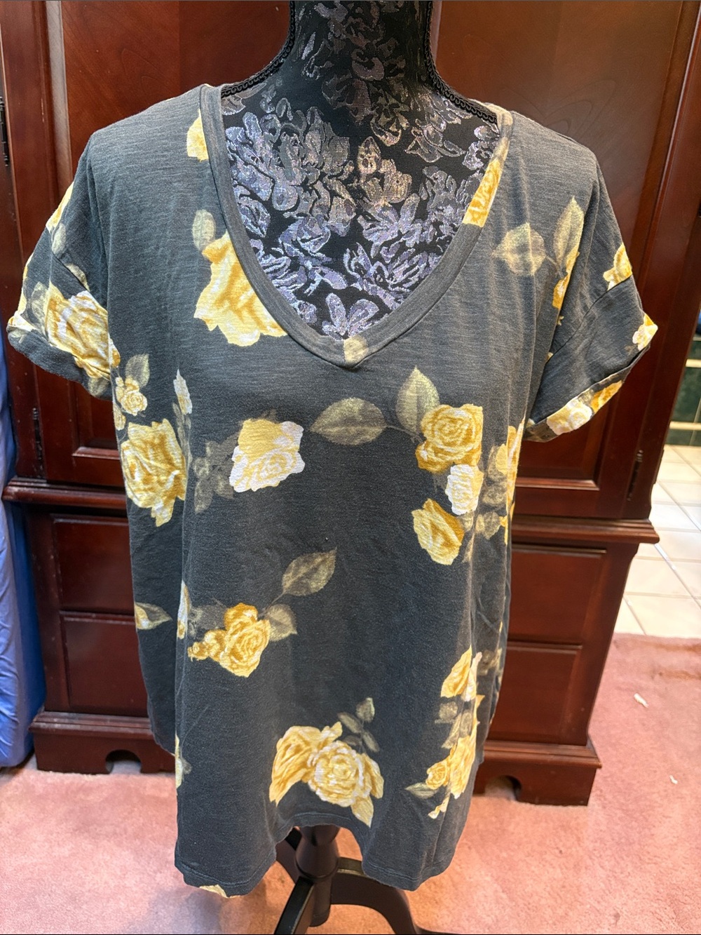 24/7 Women's Floral V-Neck Tee - Yellow Rose on Charcoal